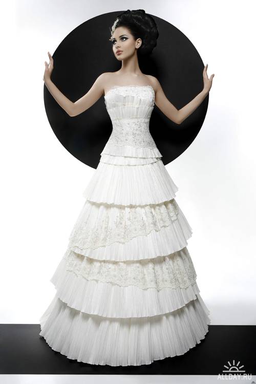 Невеста в белоснежном свадебном платье