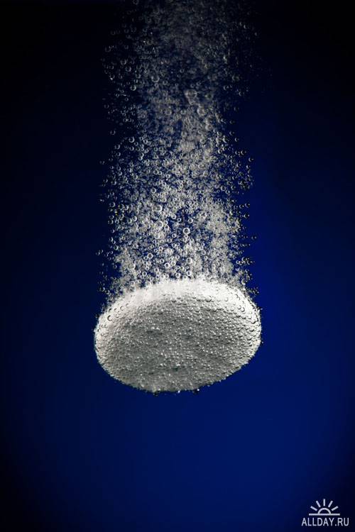 Stock Photo: Effervescent tablet in water with bubbles | Шипучая таблетка в воде с пузырьками