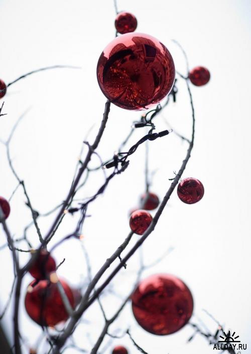 PhotoAlto - Christmas ornaments