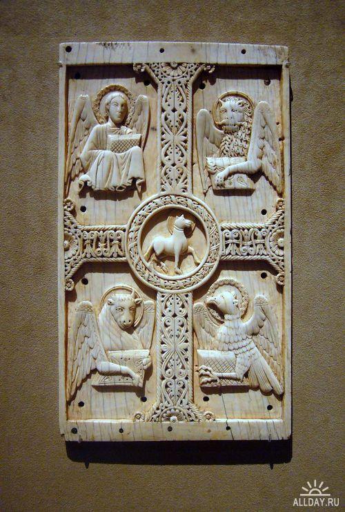 Резьба по кости (carved ivory) из разных музеев мира.
