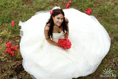 Невеста в белоснежном свадебном платье
