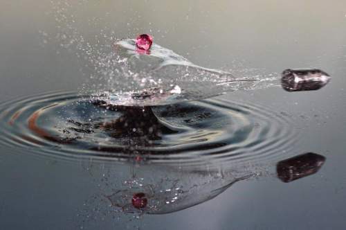 Высокоскоростное фото летящей пули через каплю воды