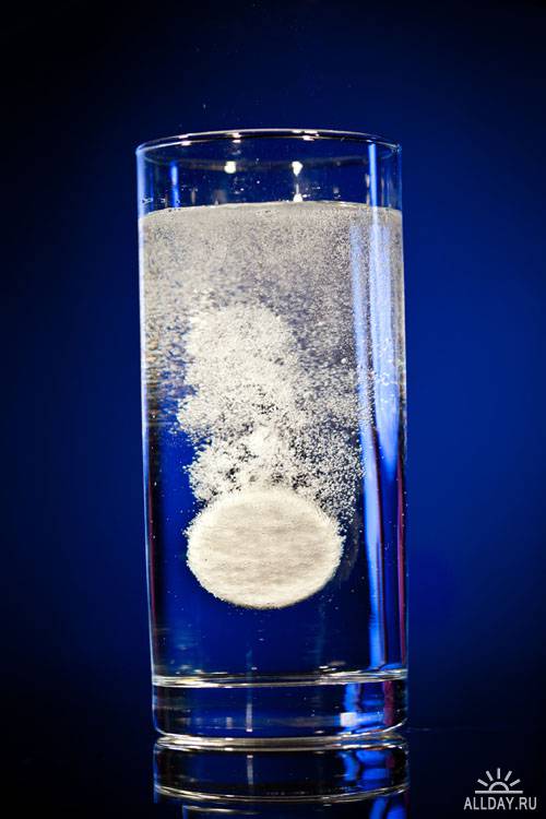 Stock Photo: Effervescent tablet in water with bubbles | Шипучая таблетка в воде с пузырьками
